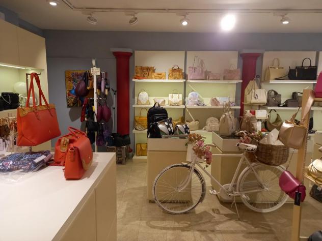 negozio in vendita a Poggibonsi in zona Centro Storico