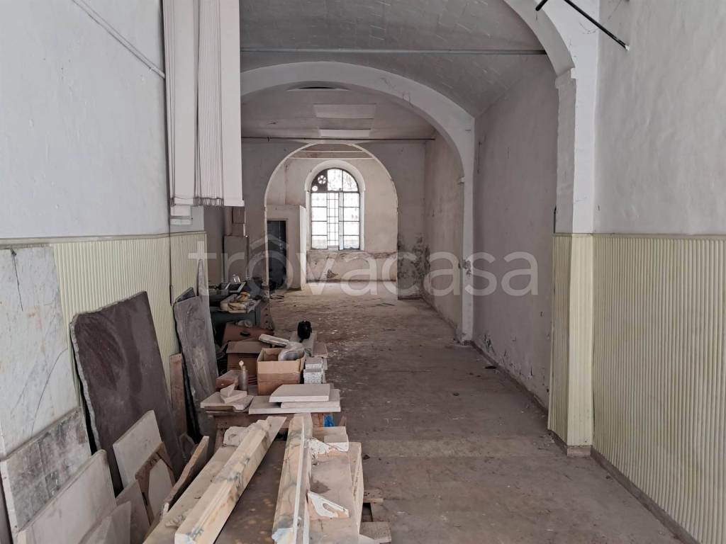 locale commerciale in vendita a Poggibonsi