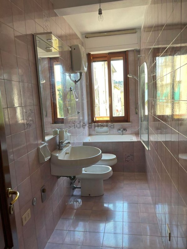 esavano in vendita a Poggibonsi