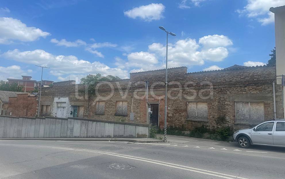 locale commerciale in vendita a Poggibonsi in zona Centro Storico