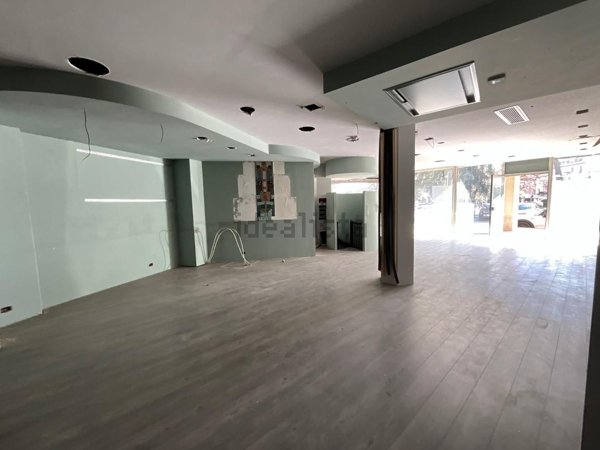 locale commerciale in vendita a Poggibonsi