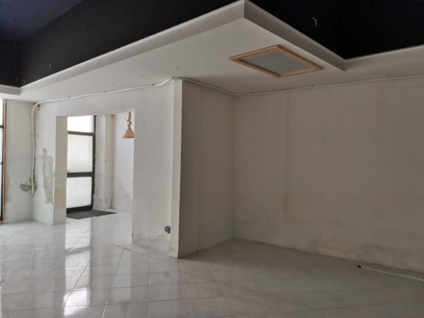 locale commerciale in vendita a Poggibonsi