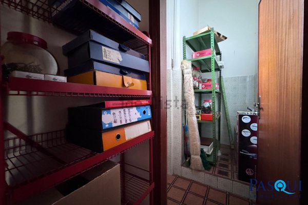 locale commerciale in vendita a Poggibonsi