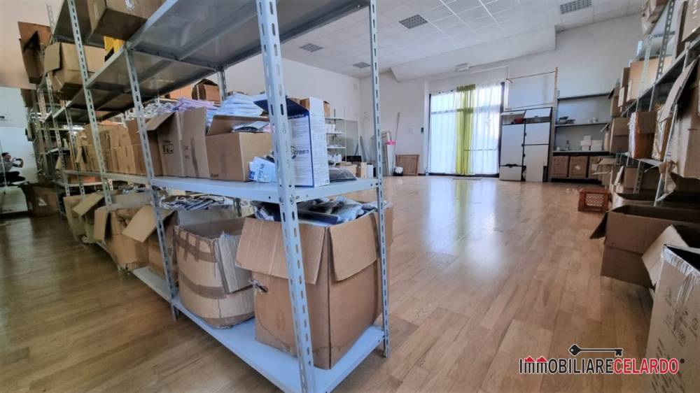 locale commerciale in vendita a Poggibonsi in zona Staggia Senese