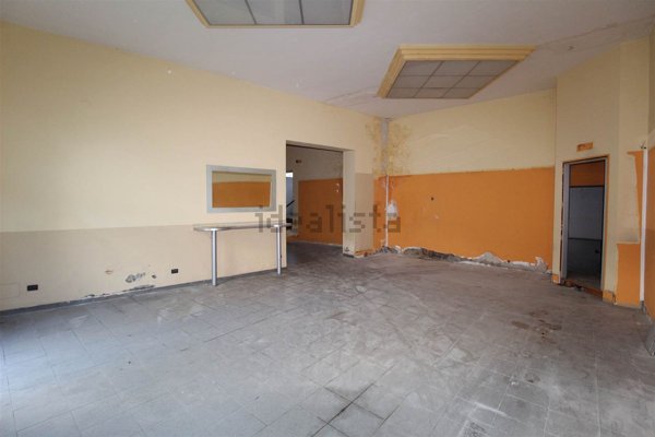 locale commerciale in vendita a Poggibonsi