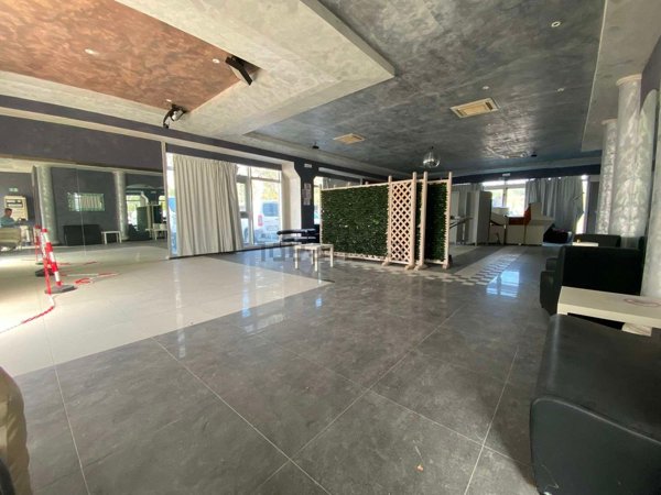 locale commerciale in vendita a Poggibonsi