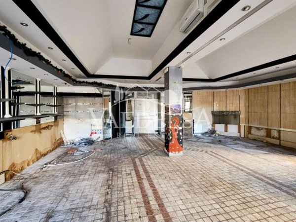 negozio in vendita a Poggibonsi in zona Centro Storico