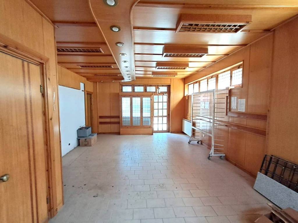 negozio in vendita a Poggibonsi in zona Staggia Senese