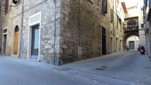 locale commerciale in vendita a Poggibonsi