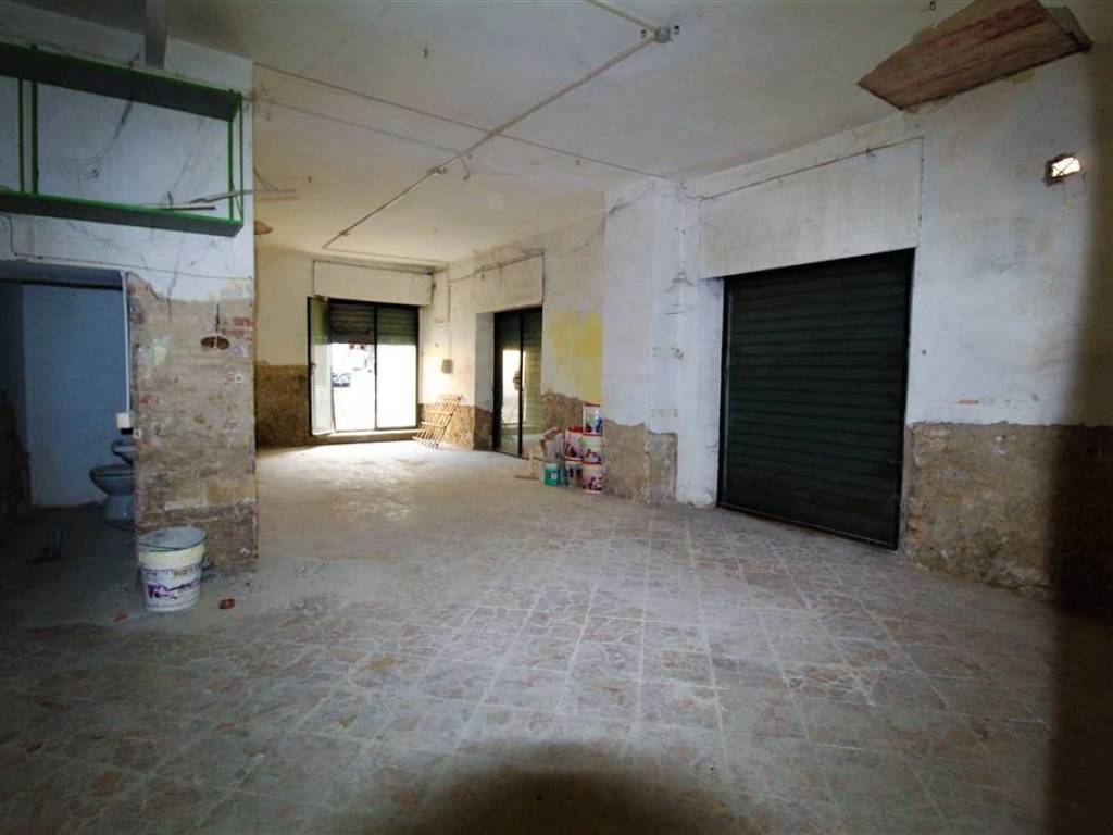 negozio in vendita a Poggibonsi in zona Staggia Senese