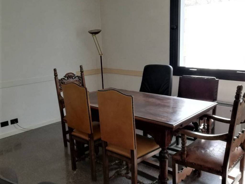 ufficio in vendita a Poggibonsi in zona Centro Storico