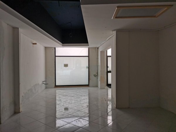 locale commerciale in vendita a Poggibonsi