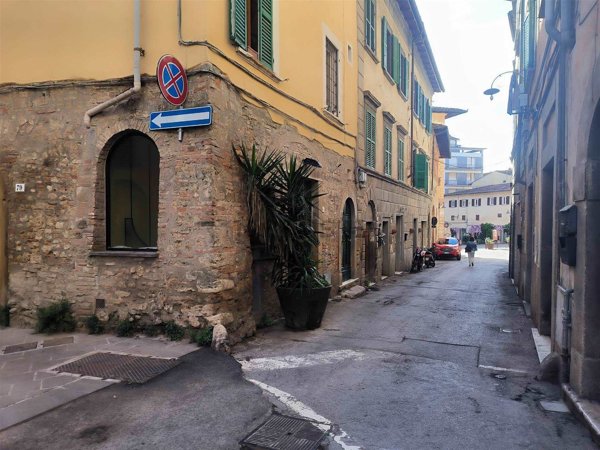 locale commerciale in vendita a Poggibonsi in zona Centro Storico
