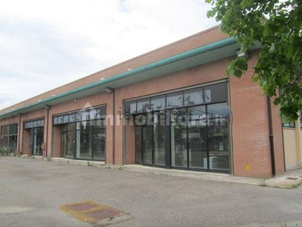 locale commerciale in vendita a Poggibonsi in zona Borgaccio