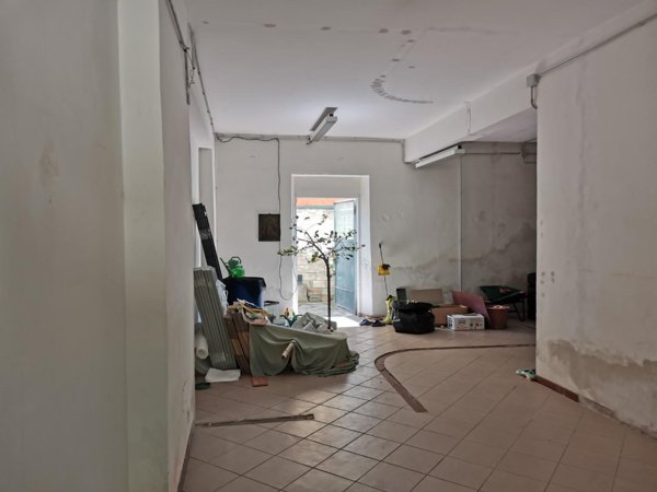 locale di sgombero in vendita a Poggibonsi