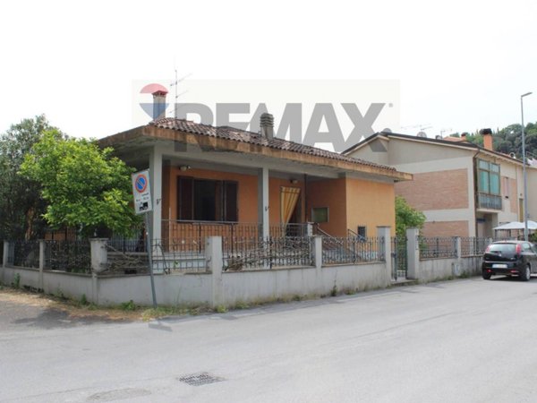 casa indipendente in vendita a Poggibonsi