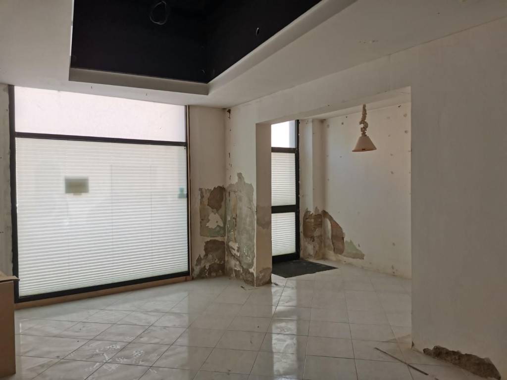 negozio in vendita a Poggibonsi in zona Centro Storico