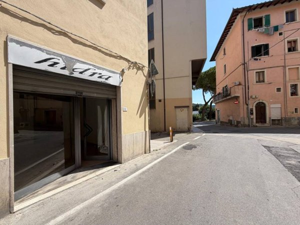 negozio in vendita a Poggibonsi in zona Centro Storico