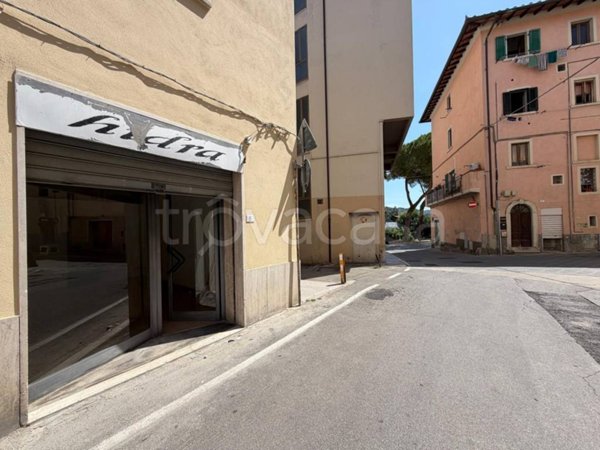 negozio in vendita a Poggibonsi in zona Centro Storico