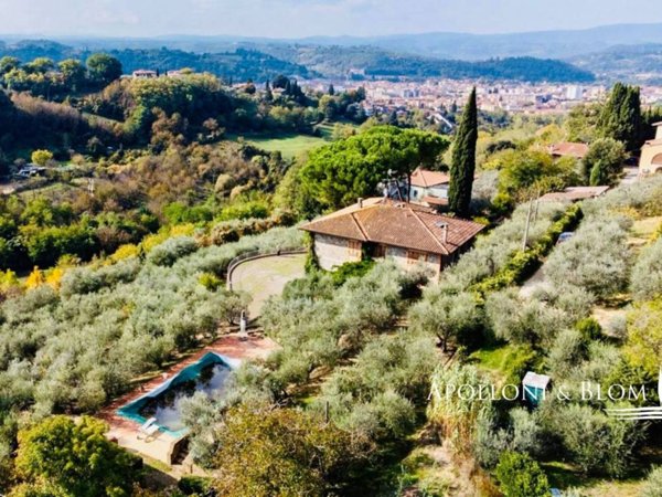 casa indipendente in vendita a Poggibonsi in zona Centro Storico