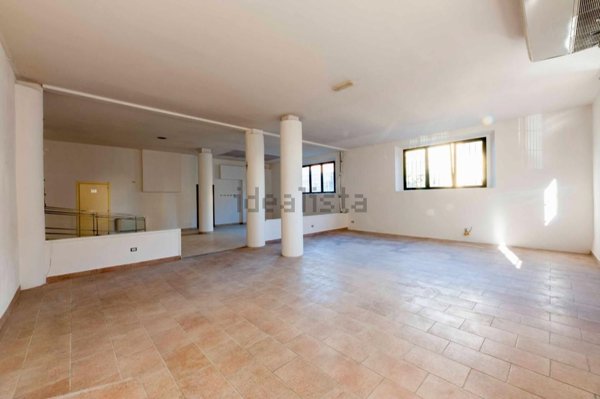 locale commerciale in vendita a Poggibonsi