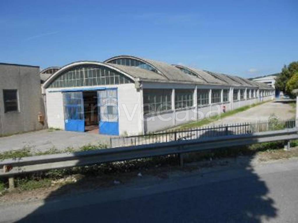 locale commerciale in vendita a Poggibonsi in zona Bellavista