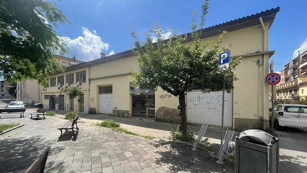 locale commerciale in vendita a Poggibonsi