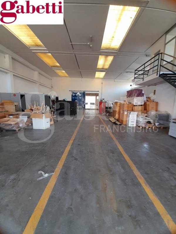 locale commerciale in vendita a Poggibonsi in zona Montelonti