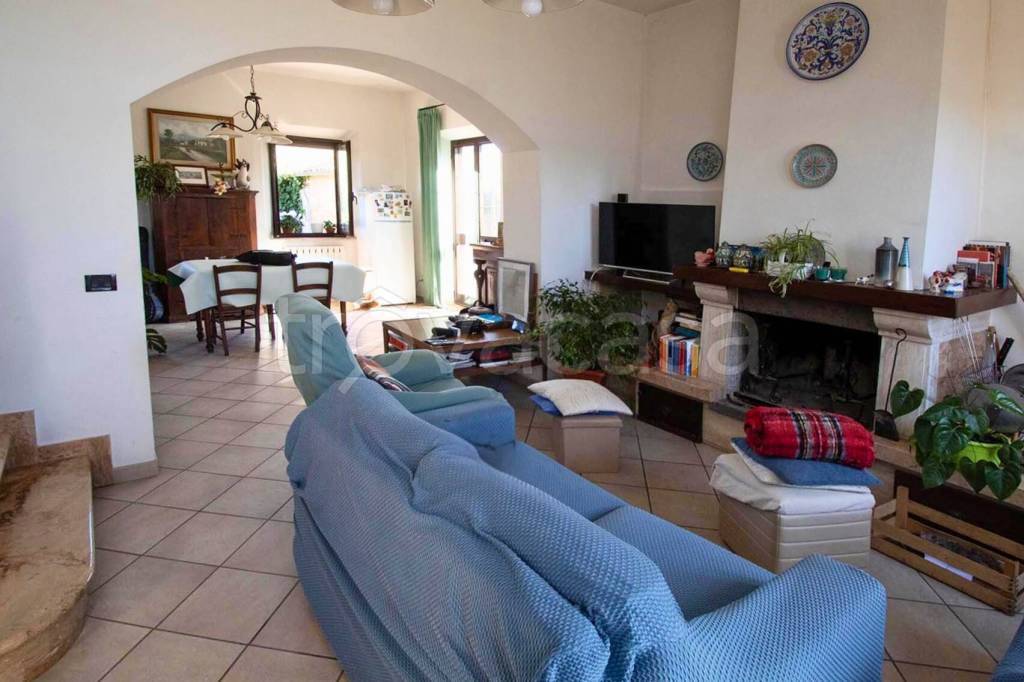 casa indipendente in vendita a Radicofani in zona Contignano