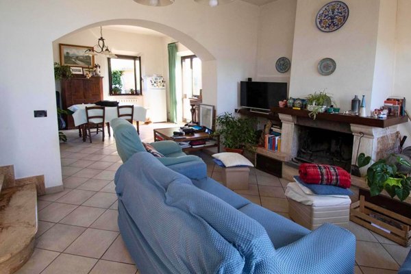 casa indipendente in vendita a Radicofani in zona Contignano