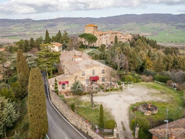 casa indipendente in vendita a Radicofani in zona Contignano