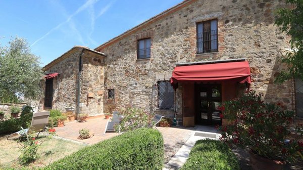casa indipendente in vendita a Radicofani in zona Contignano