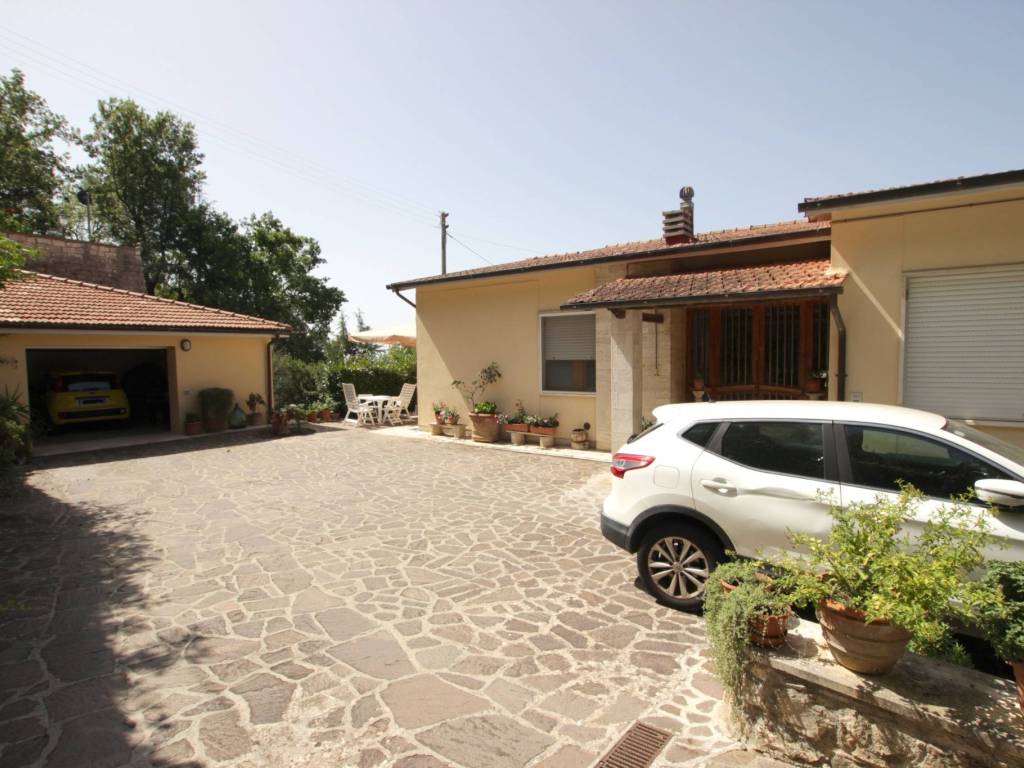 casa indipendente in vendita a Rapolano Terme in zona Serre di Rapolano