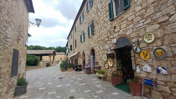 negozio in vendita a San Quirico d'Orcia in zona Bagno Vignoni