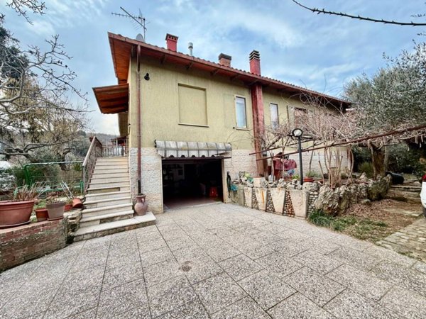 casa indipendente in vendita a Sarteano