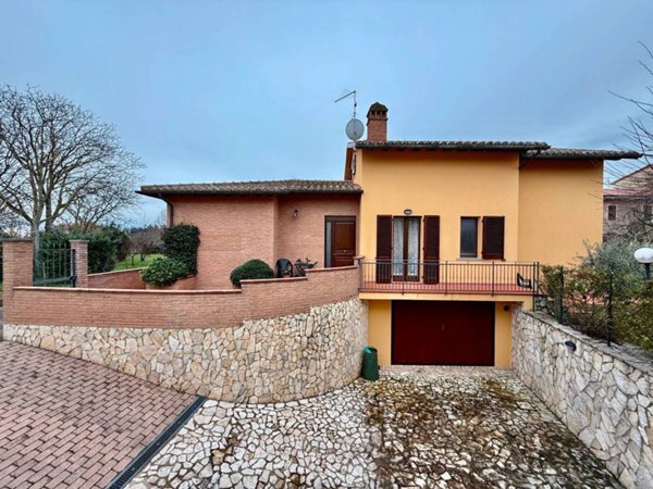 casa indipendente in vendita a Sarteano