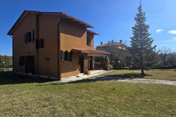 casa indipendente in vendita a Sarteano