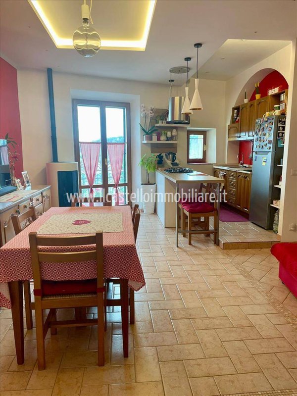 intera palazzina in vendita a Sarteano in zona Castiglioncello del Trinoro