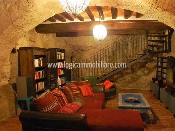 intera palazzina in vendita a Sarteano in zona Castiglioncello del Trinoro