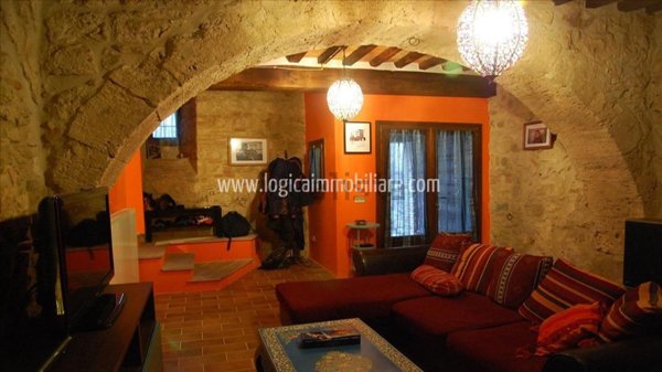 intera palazzina in vendita a Sarteano in zona Castiglioncello del Trinoro