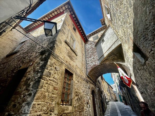 intera palazzina in vendita a Sarteano in zona Castiglioncello del Trinoro