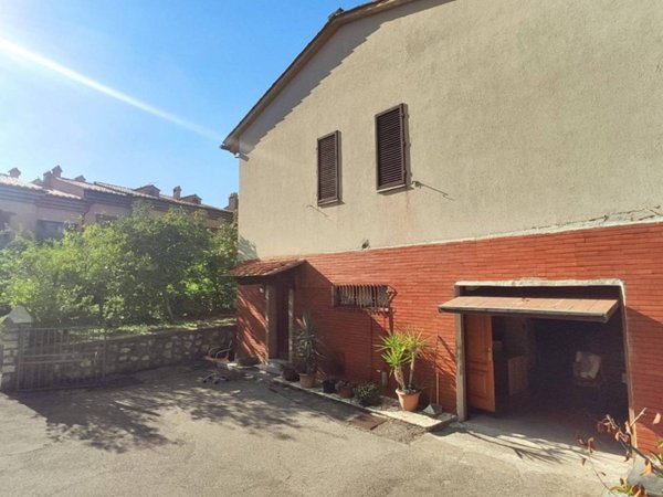 casa indipendente in vendita a Siena in zona Isola d'Arbia