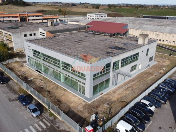 locale commerciale in vendita a Siena in zona Isola d'Arbia