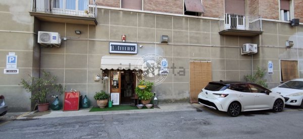 locale commerciale in vendita a Siena