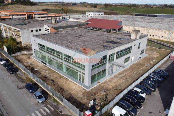 locale commerciale in vendita a Siena in zona Isola d'Arbia
