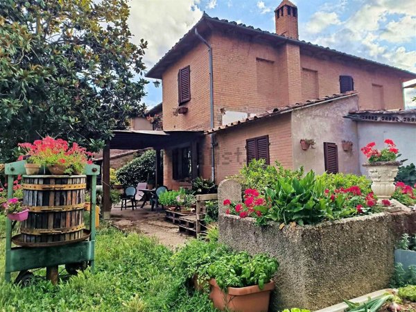 casa indipendente in vendita a Siena