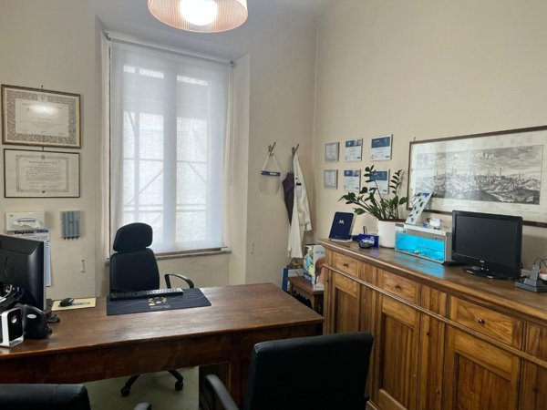 locale commerciale in vendita a Siena