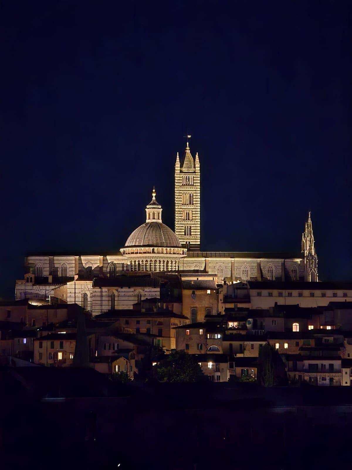 locale commerciale in vendita a Siena