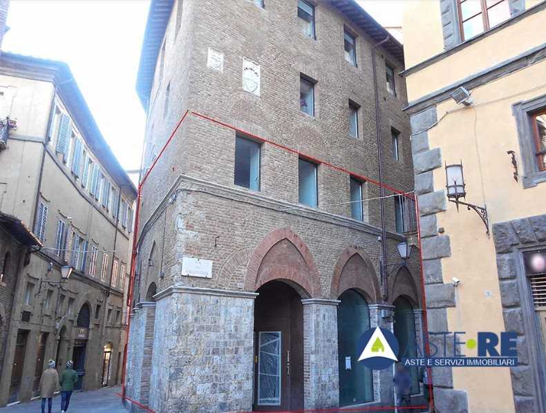locale commerciale in vendita a Siena in zona Centro Città