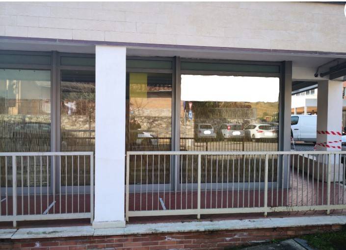 locale commerciale in vendita a Siena